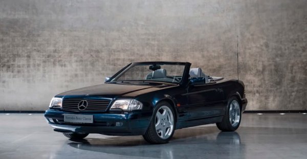 SL-Class датира от 1954 г., когато Mercedes-Benz шокира света с 300 SL Gullwing – толкова усъвършенствана и влиятелна кола, че ще я разгледаме отделно. Въпреки това всички останали превозни средства от SL-Class са красиви и бързи кабриолети, предназначени за купувача, който се нуждаеот стил, изтънченост и производителност. През годините SL-класата печели репутацията на страхотен автомобил, който пасва на бляскавия начин на живот на богатите.

Да вземем за пример модела W113, пуснат на пазара през 1963 г. Със своя  подвижен твърд покрив и супер елегантен дизайн -  все още привлича вниманието. R107 SL носи повече мускулести линии и по-мощни двигатели. И все пак моделът R129, пуснат на пазара през 1989 г., може би е най-популярният заради своя минималистичен дизайн.
В това поколение има дори SL73 AMG вариант със 7,3-литров V12 гигант, произвеждащ 525 к.с. — достатъчно за ускорение от 0 до 100 км/ч за 4,8 секунди!

Следва SL R230, който е първият в линията със сгъваем твърд покрив. Той също носи SL65 AMG Black Series, който е напомпан със 670 коня и  значително по-лек от обикновения модел. 
При R231, представен през 2012 г., Mercedes-Benz заложи на все по-елегантен дизайн. Най-новият модел R232 претърпя най-големите промени, тъй като е само с AWD и има 2+2 разположение на седалките, въпреки че все пак минава за SL.
